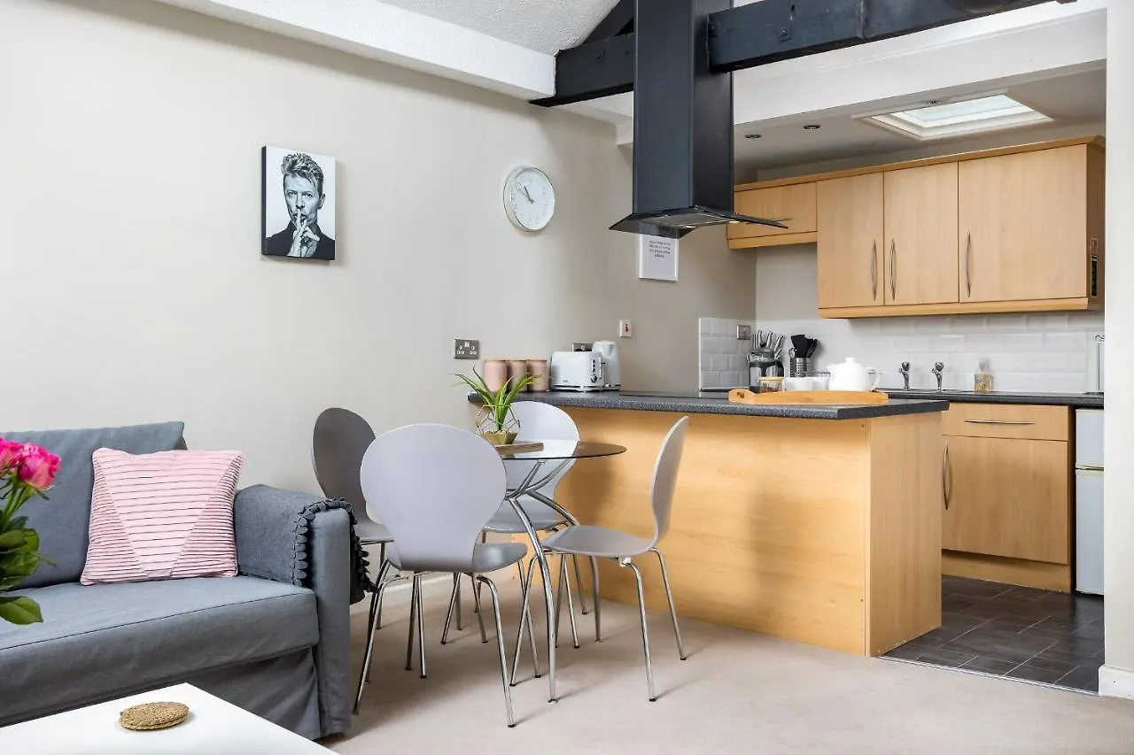 Curb Properties - Super Apartment Moments From Town Centre Cheltenham 0*,